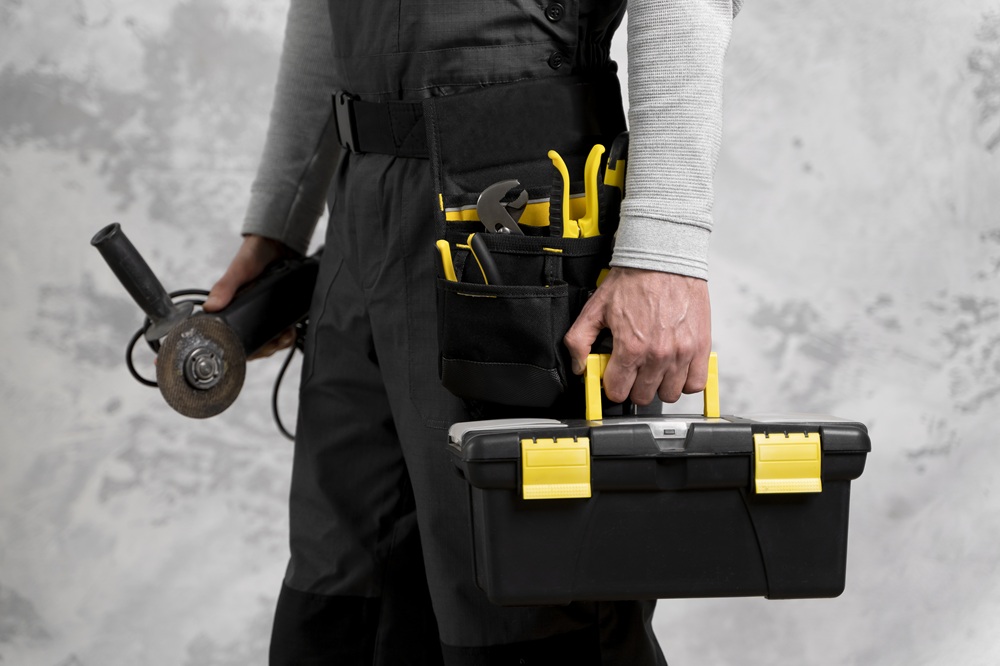 service-maintenance-worker-repairing-1.jpg